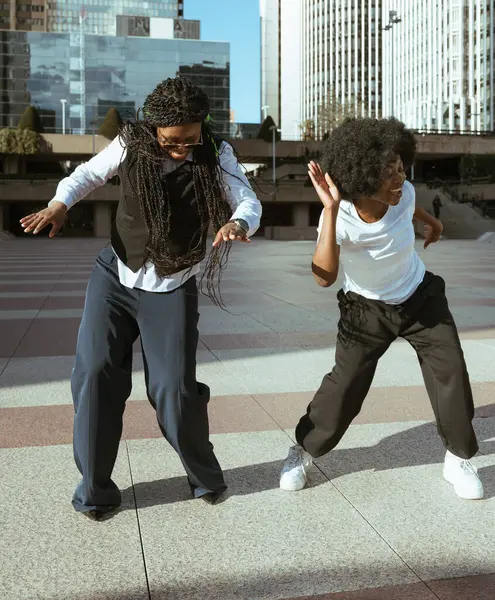 Afro arkadaşlar şehirde dans seansının keyfini çıkarıyorlar.