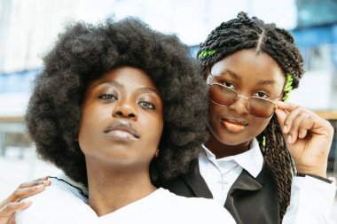 Şehrin sokaklarında şık Afrikalı kadınlar poz veriyor.