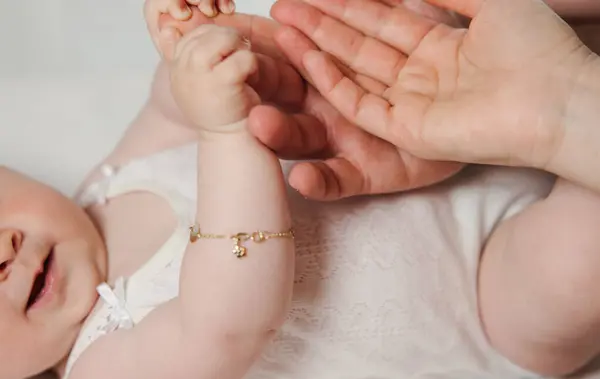 Neşeli bebek anne ile nazik bir dokunuşla bağ kuruyor