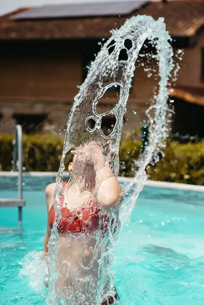 # Kız havuzda saçlarını savurur # # Bir yaz günü sıçrama yayı yapar #