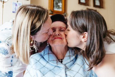 Üç nesildir evde sevgi ve mutluluk gösteren kadınlar.