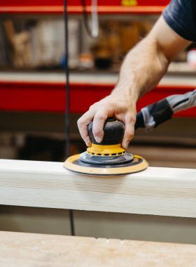 Marangozluk atölyesindeki ahşap işçiliğinin ayrıntılı görüntüsü