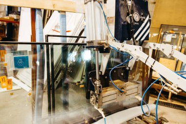 Pencere üretimi için cam paneller birleştiren endüstriyel makinenin ayrıntıları