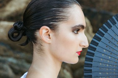 Profildeki zarif dansçı, sahil kayalarının yanında hayran tutuyor.