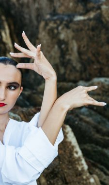 Sahilde dansçıyla etkileyici flamenko el hareketi.