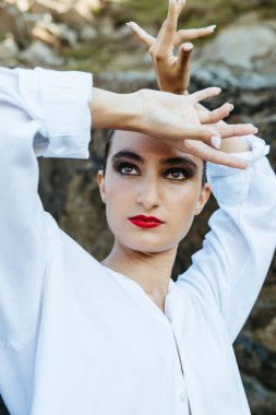 Okyanus kenarında poz veren genç flamenko dansçısı.