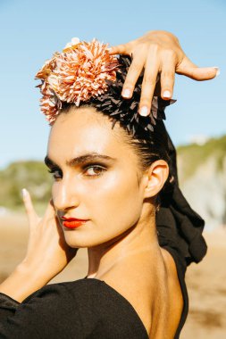 Flamenko dansçısının etkileyici portresi. Çiçekli başlıklı ve cesur görünüşlü.