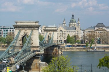 Gündüz manzarası. Budapeşte 'nin merkezindeki zincir köprü. Macaristan başkenti