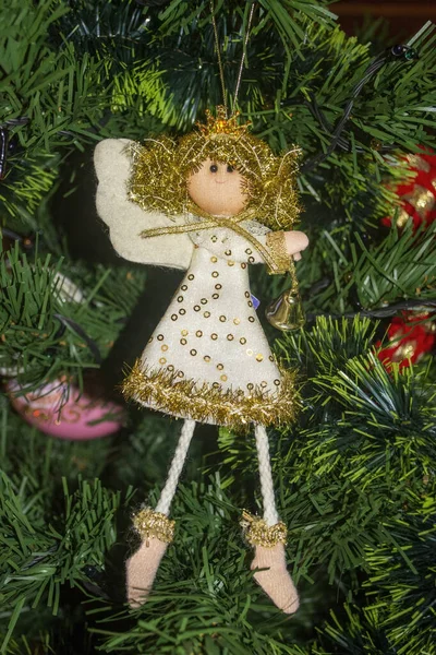 木の上のエンジェル 天使の女の子は彼女の手にベルタワーを持っています 新年の木のためのトイエンジェル クリスマスツリーに翼を持つ白いドレスでエンジェル — ストック写真