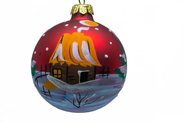 雪の中の家を持つ新年の木のためのボール 新年ツリーのおもちゃ 風船の写真 新年の木のための装飾 レッドクリスマスツリーボール — ストック写真