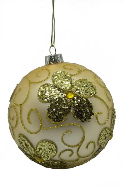 木の上の美しい黄金の新年のボール 新年ツリーのおもちゃ 花と黄金のブリスターの大きな黄色いクリスマスツリーボール 風船の写真 新年の木のための装飾 光沢のある黄色のクリスマスツリーボール — ストック写真