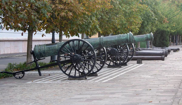 Antichi Cannoni Poggiano Sulla Protezione Sulle Mura Del Castello — Foto Stock