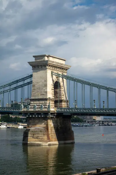 Ένα Μέρος Μιας Αλυσιδωτής Γέφυρας Στη Βουδαπέστη Θέα Από Ανάχωμα — Φωτογραφία Αρχείου