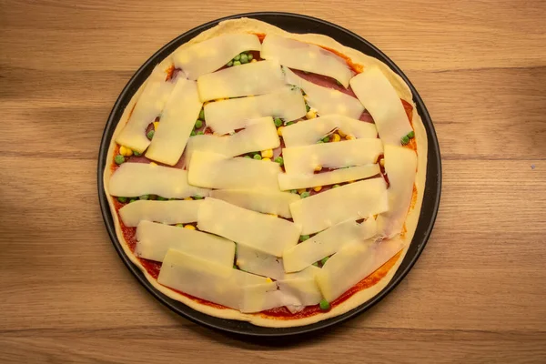 Pizza Rotonda Con Piselli Prosciutto Pomodoro Mais Preparazione Cottura — Foto Stock