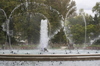 Şehir parkında çukur kazan çeşmeler. Budapeşte Macaristan 'ın merkezindeki çeşme