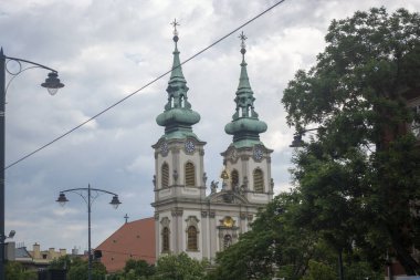 Budapeşte 'nin merkezindeki St. Anne Kilisesi' nin tepesinde. Macaristan