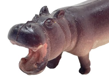 Beyaz arka planda oyuncak bir su aygırı ağzı. Bir hayvanın kafası kocaman ağzı olan bir su aygırı. Oyuncak su aygırı