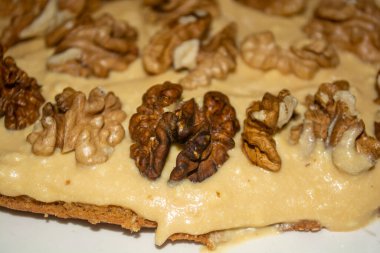 Yunan fıstığı ve kremalı kek. Kremalı ve fındıklı fırında bisküvi