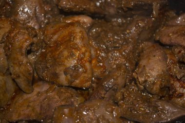 Fırında tavuk ciğeri, soğanlı, kırmızı ve karabiberli. Tavuk ciğerini soğanlı hazırla.