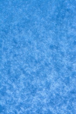 Mavi camda kar dokusu. Arkaplanda mavi üzerine desenli kar