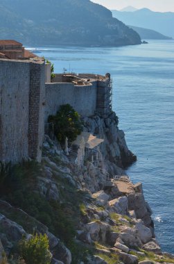 Adriyatik Denizi kıyısında. Dubrovnik duvarları ve uçurumlar. Deniz ve Gökyüzü