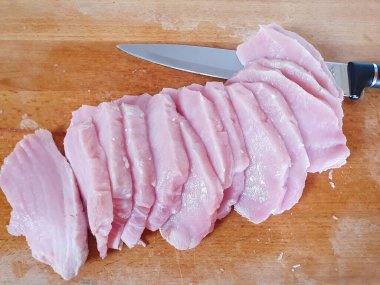 Parçalara ayrılmış çiğ domuz eti. Pirzola yapmak için domuz eti parçaları. Et pişirme süreci