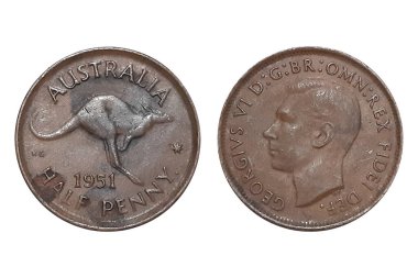 Yarı Penny 1951 George VI. Avustralya parası. Bozuk paranın yarısı 1951 Obverse ve tersten beyaz arka planda. Kral VI. George 'un sola bakan portresi, oymacının isminin baş harfleri gövdenin altında.