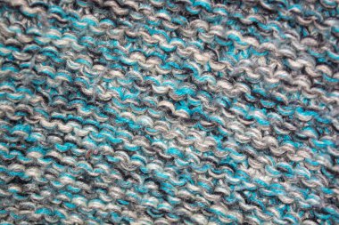 Yumuşak ve rahat bir dokusu olan yüksek kaliteli örgü kumaş arka planı. Beyaz, gri ve turkuazın doğal tonları şık ve davetkar bir görüntü yaratır. Tasarım projeleri, pazarlama materyalleri, sosyal medya ve web içeriği için mükemmel