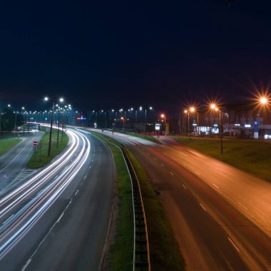 Sokak lambalarıyla şehrin gece görüşü