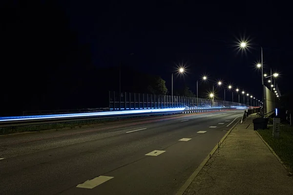 Los Senderos Del Semáforo Carretera Una Ciudad Por Noche —  Fotos de Stock