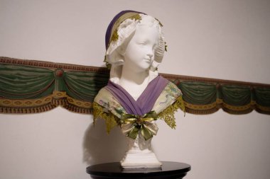 Beyaz taş bir bayanın iç dekorasyonu..