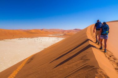 Deadvlei, Namibya 'da Büyük Baba' nın kum tepesinde yürüyüş.