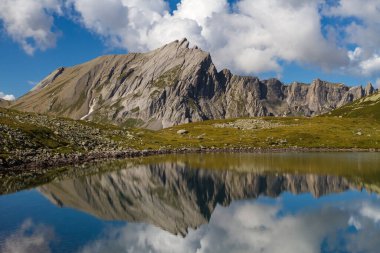 Dağlardaki dağ gölü