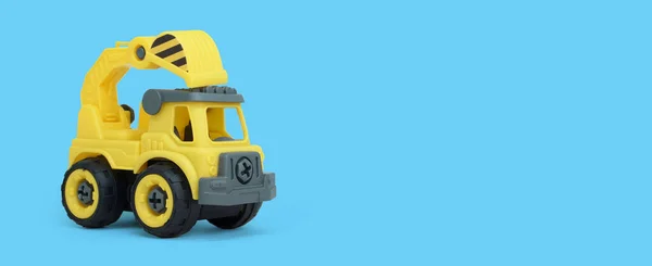 Juguete Camión Mezclador Concreto Plástico Amarillo Aislado Sobre Fondo Azul —  Fotos de Stock