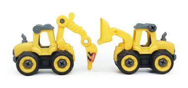 Beyaz arka planda izole edilmiş sarı plastik matkap ve buldozer oyuncağı. Ağır inşaat aracı. yan görünüm.