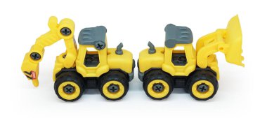 Beyaz arka planda izole edilmiş sarı plastik matkap ve buldozer oyuncağı. ağır inşaat aracı.