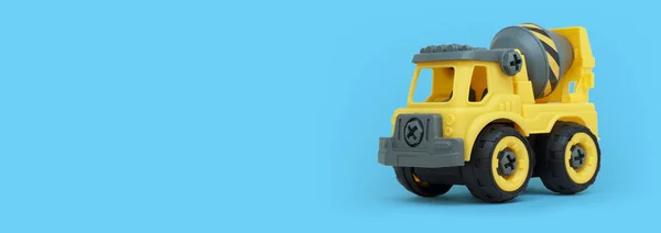 Gelber Kunststoff Betonmischer Lkw Spielzeug Isoliert Auf Blauem Hintergrund Mit — Stockfoto