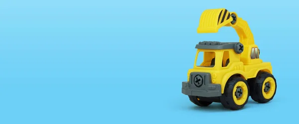 Жовта Пластикова Іграшка Вантажівки Ізольована Синьому Фоні Будівельна Вечірня Вантажівка — стокове фото