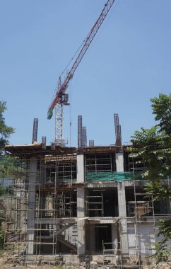 Bir inşaat alanının yanında kuş korunumu için büyük metal kubbe.