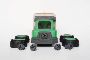 Plastik kamyon oyuncağı beyaz arka planda izole edilmiş. İnşaat aracı kamyonu