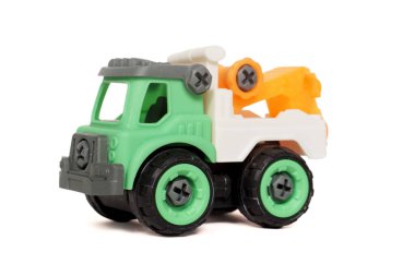 Plastik kamyon oyuncağı beyaz arka planda izole edilmiş. İnşaat aracı kamyonu