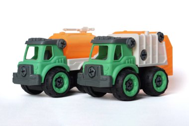 Plastik kamyon oyuncağı beyaz arka planda izole edilmiş. İnşaat aracı kamyonu