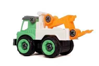 Plastik kamyon oyuncağı beyaz arka planda izole edilmiş. İnşaat aracı kamyonu