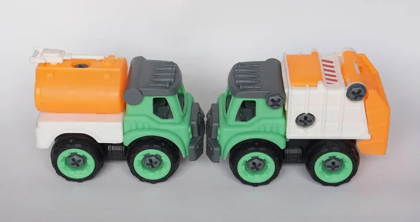 Plastik kamyon oyuncağı beyaz arka planda izole edilmiş. İnşaat aracı kamyonu