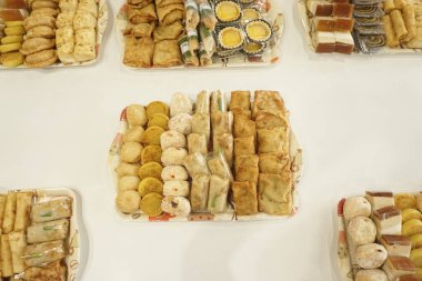 Şok olmuş inek ifadesi, inek suratının yakın çekimi. Şaşırmış ya da hayrete düşmüş yüz ifadesi reklamcılığı konsepti.