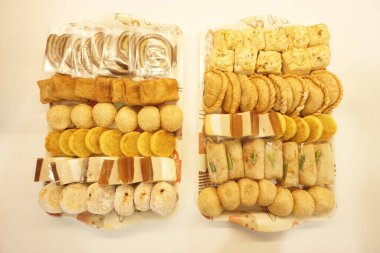 Jajanan pasar, çeşitli Endonezya geleneksel pazar atıştırmalıkları, pastel, risol, donat, onde-onde ve martabak mini gibi.