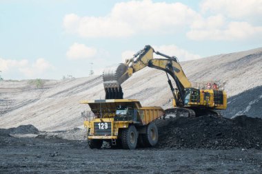 Kazıdan kamyona kömür yüklemesi, kömür madeni endüstrisi