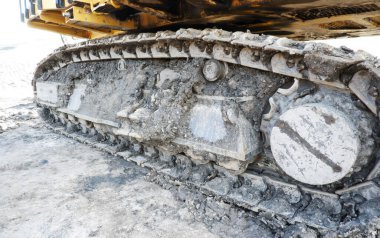 Çamur dolu kirli kazıcı ya da raylar, ağır ekipmanlar