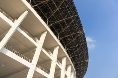 Gelora Bung Karno stadyumu parlak mavi gökyüzüne karşı kıvrımlı cephe, GBK spor etkinliği, konser veya Endonezya 'da siyasi miting için çok amaçlı stadyum mekanıdır..