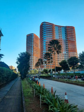 Temiz mavi gökyüzüne karşı iki uzun modern ofis binası, alçak açı. iş alanı binası dış tarafı.